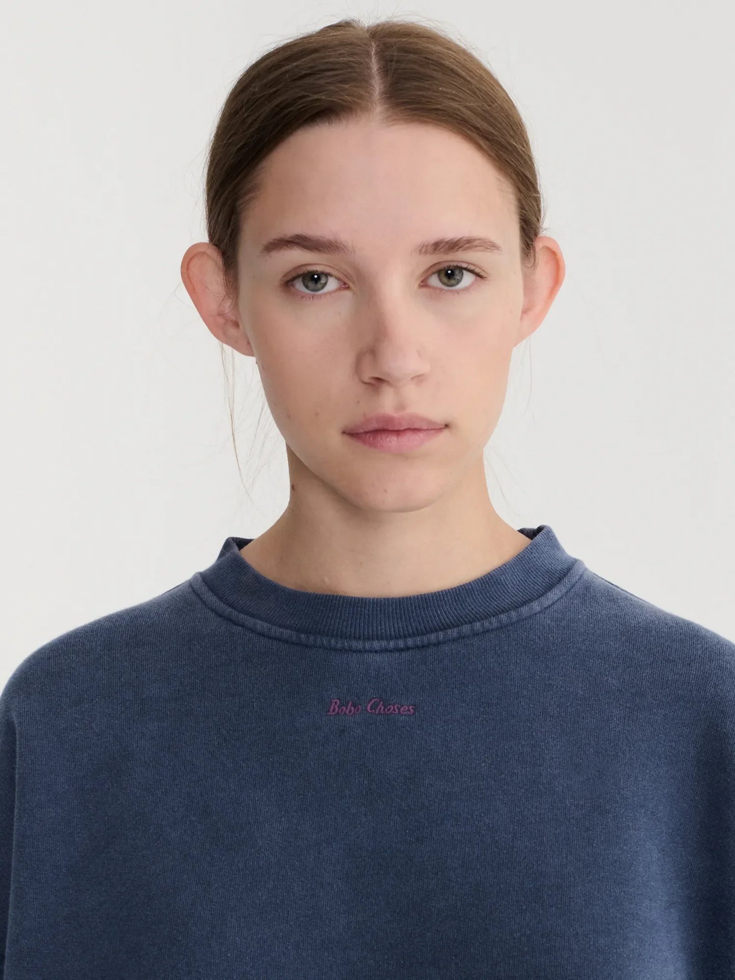 
                  
                    Marineblauer Pullover mit überschnittenen Schultern und Stickerei
                  
                