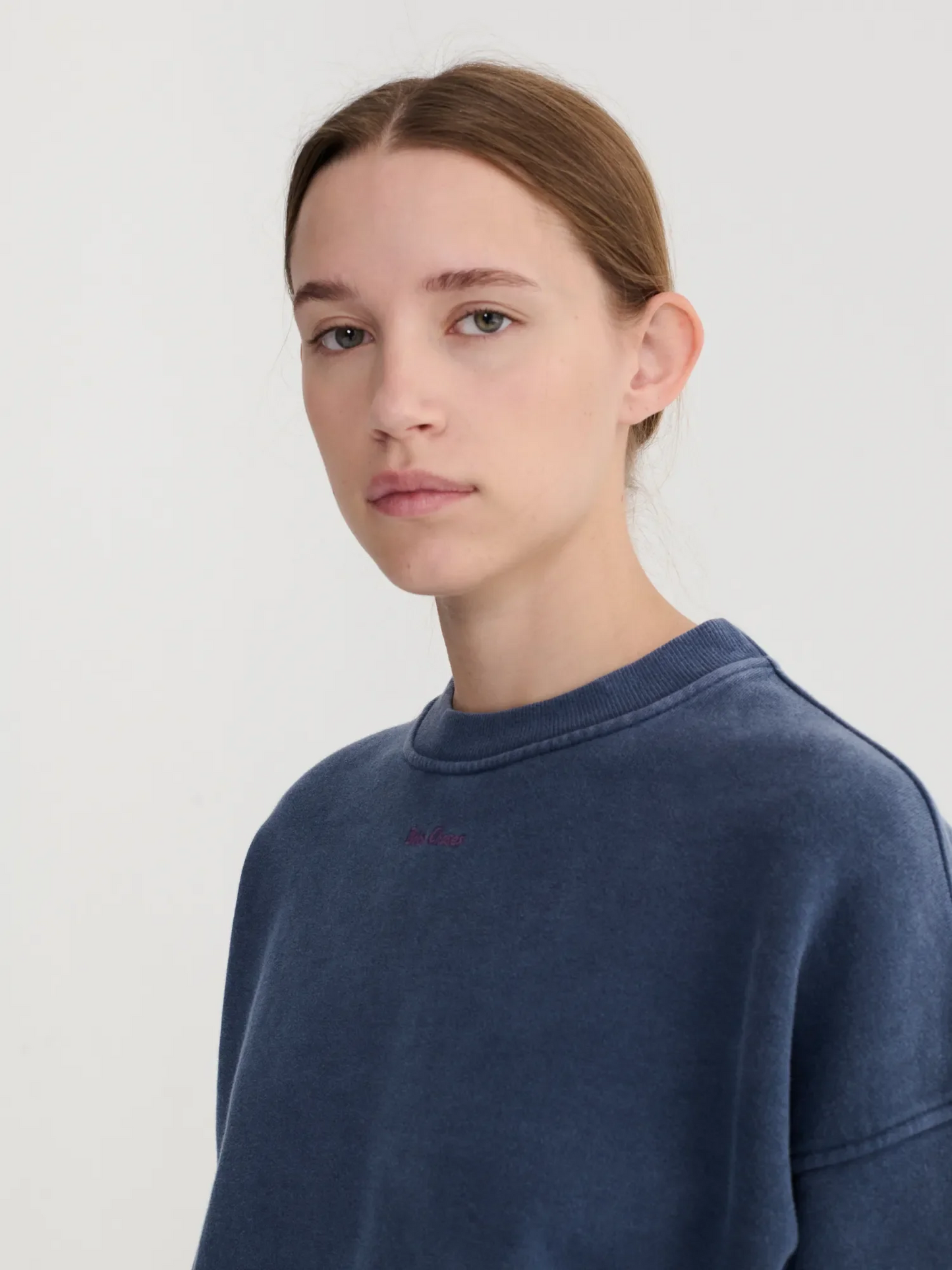 
                  
                    Marineblauer Pullover mit überschnittenen Schultern und Stickerei
                  
                