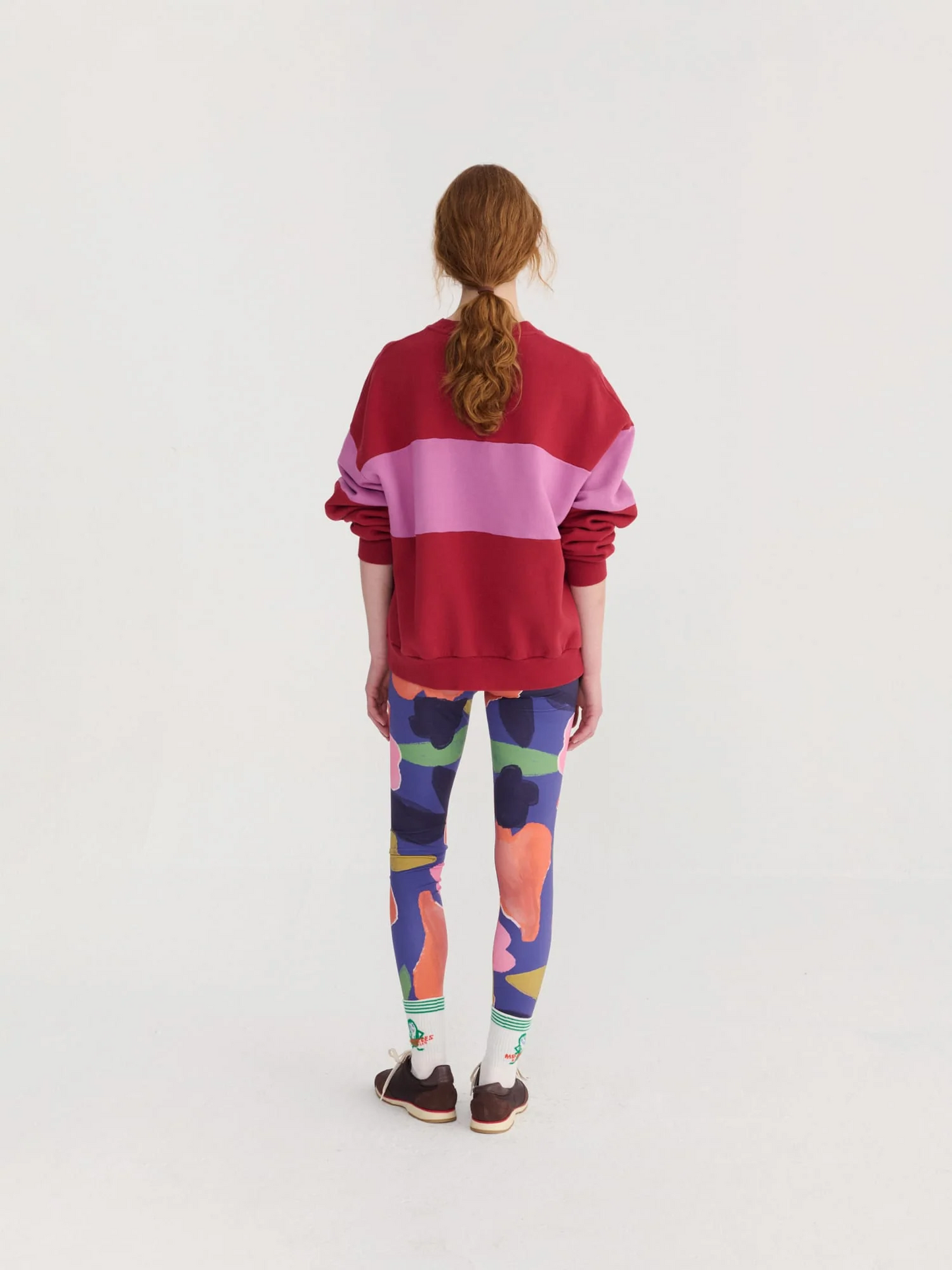 
                  
                    Lässiger Pullover mit rotem Farbblockmuster
                  
                