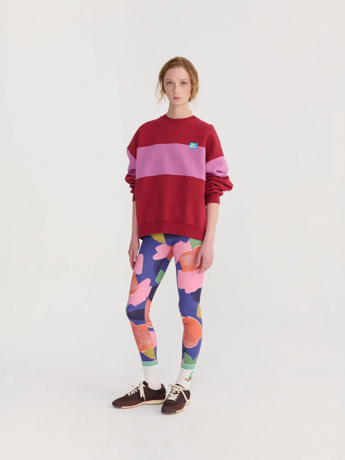 
                  
                    Lässiger Pullover mit rotem Farbblockmuster
                  
                