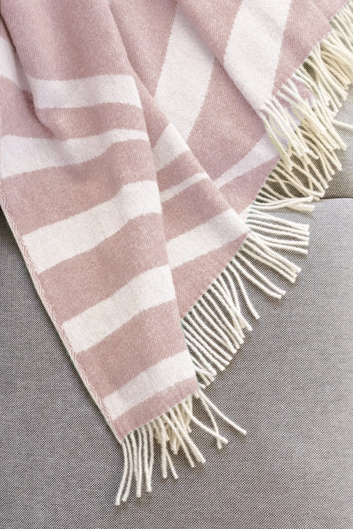 Decke aus Wolle in kräftigem Rosenstein