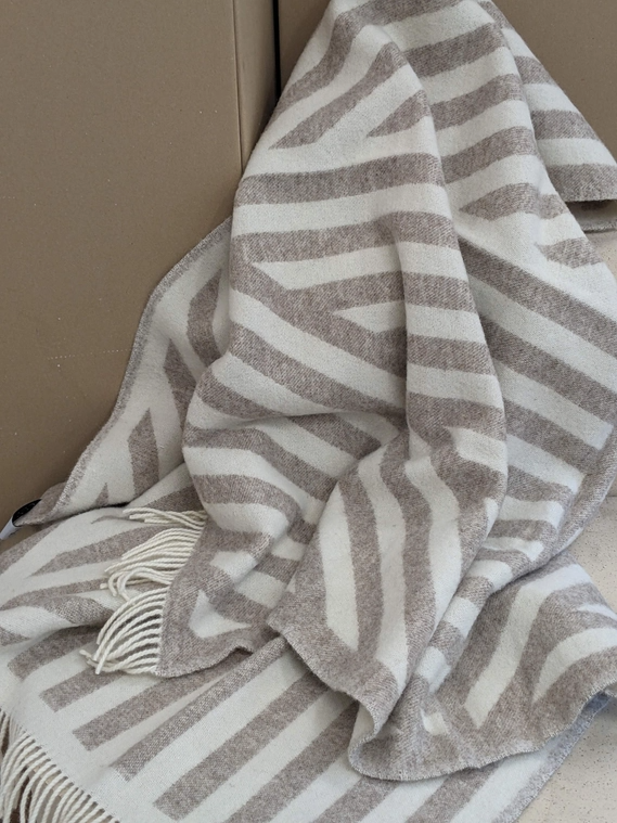 FRANK Kalksteinfarbene, cremeweiße Wolldecke