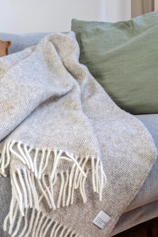 
                  
                    Kalkstein-Zickzack-Wolldecke
                  
                