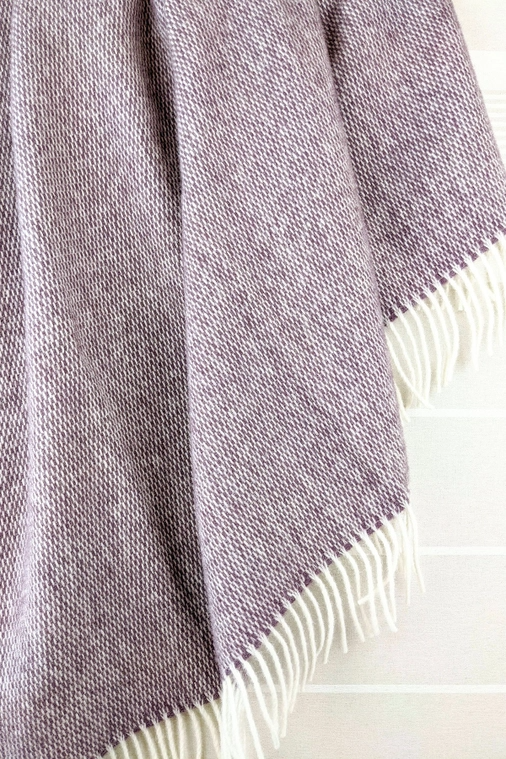 Pflaumenfarbene Wolldecke mit Pickstitch-Muster