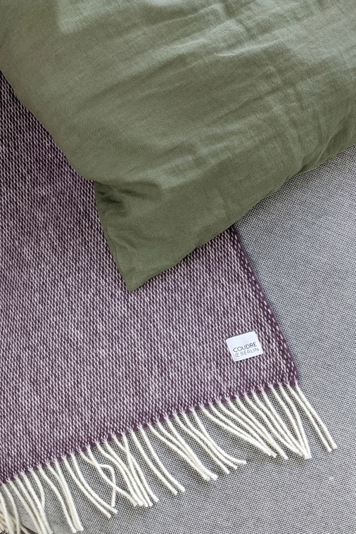 
                  
                    Pflaumenfarbene Wolldecke mit Pickstitch-Muster
                  
                