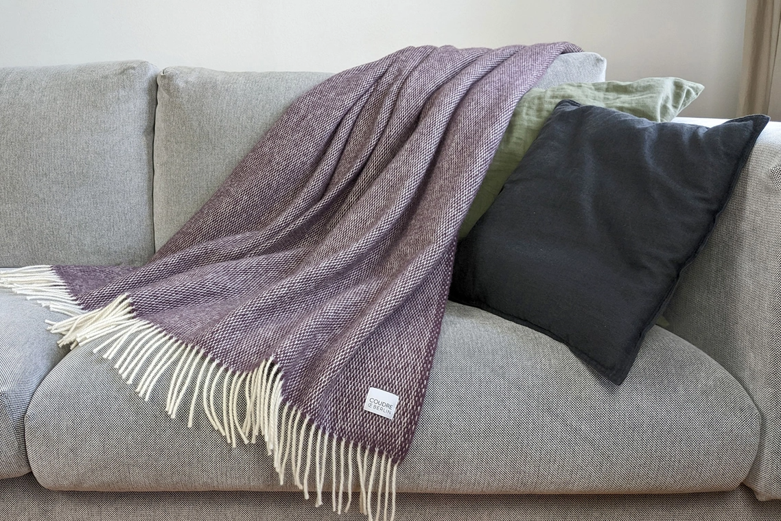 
                  
                    Pflaumenfarbene Wolldecke mit Pickstitch-Muster
                  
                