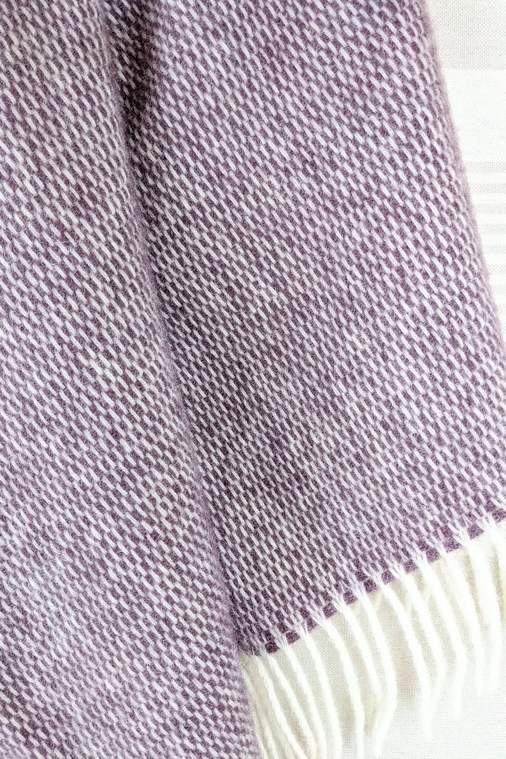 
                  
                    Pflaumenfarbene Wolldecke mit Pickstitch-Muster
                  
                