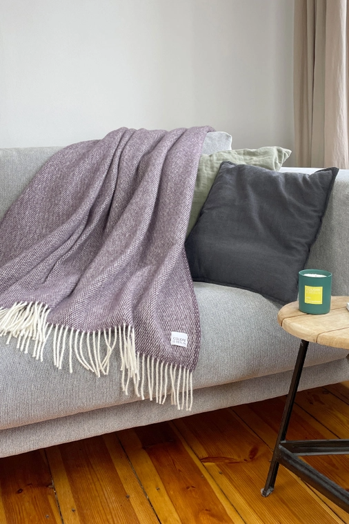 
                  
                    Pflaumenfarbene Wolldecke mit Pickstitch-Muster
                  
                