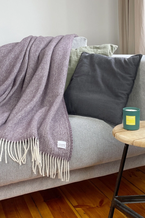 
                  
                    Pflaumenfarbene Wolldecke mit Pickstitch-Muster
                  
                