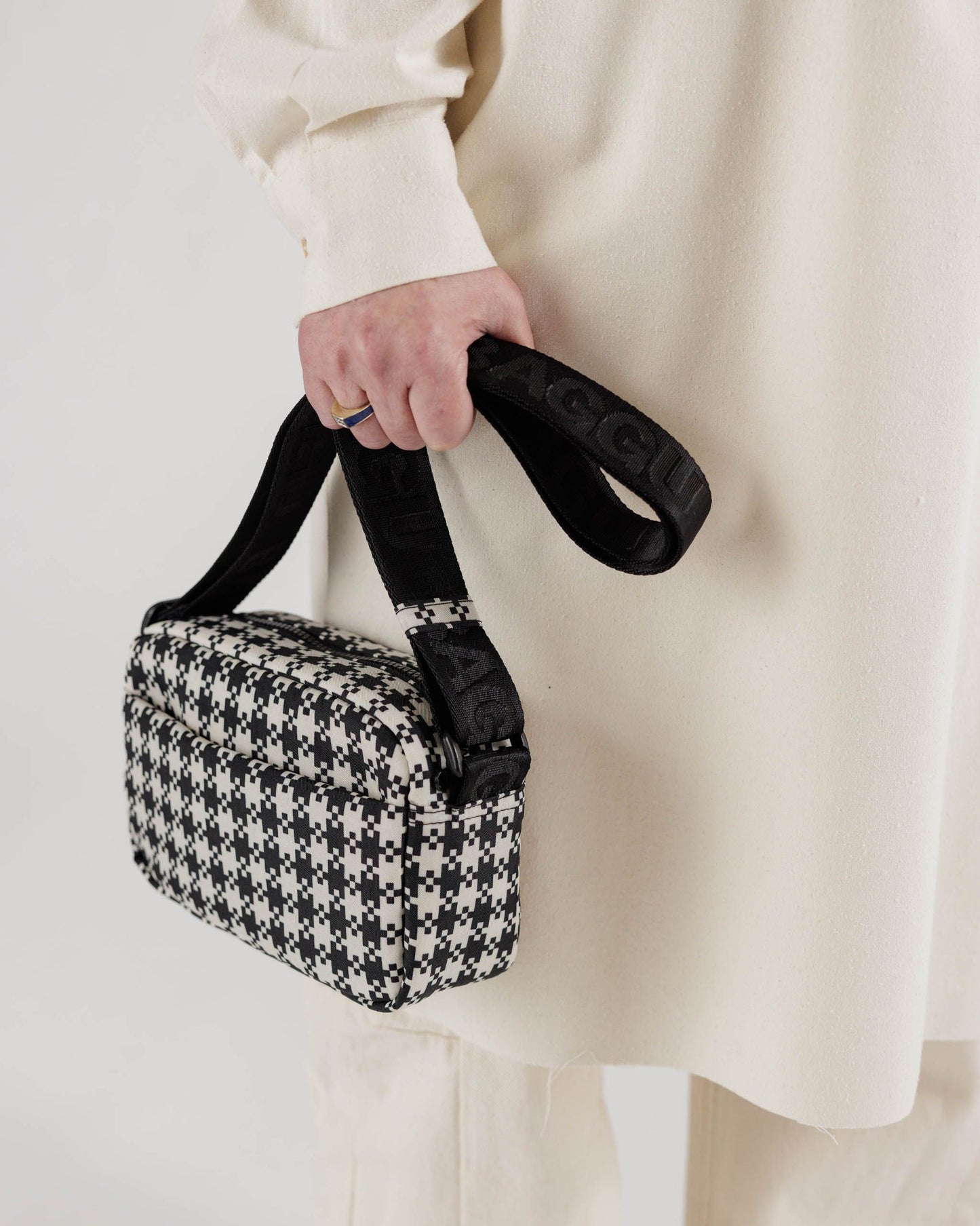 Travel Cloud Bag : Black & White Pixel Gingham - Baggu