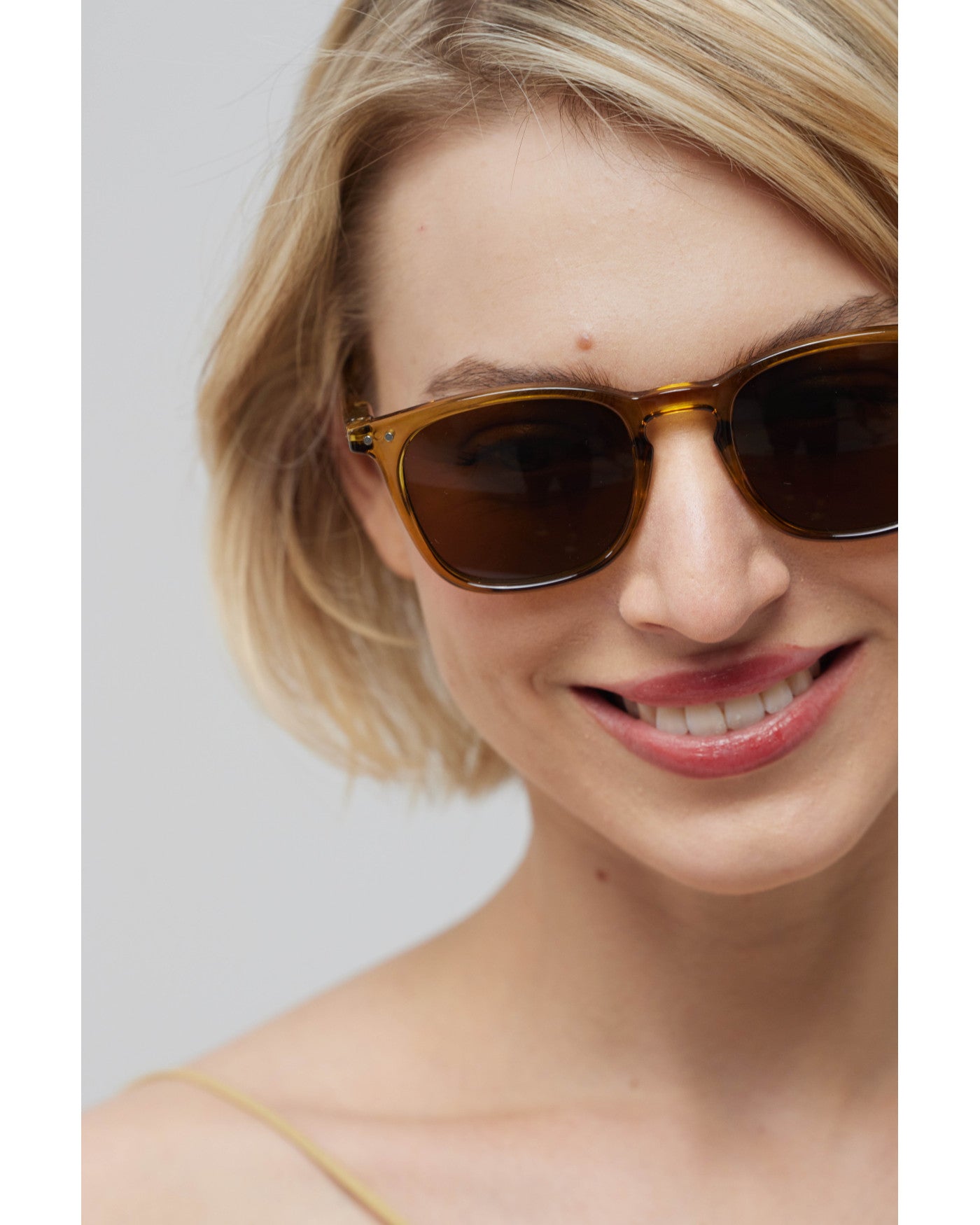 
                  
                    #E Goldene grüne Sonnenbrille
                  
                