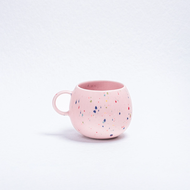 
                  
                    Tasse mit rosa Ball
                  
                