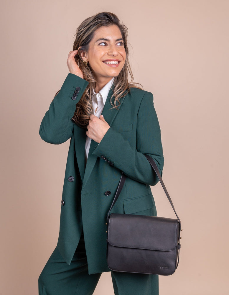 
                  
                    GINA Schwarze klassische Ledertasche 
                  
                