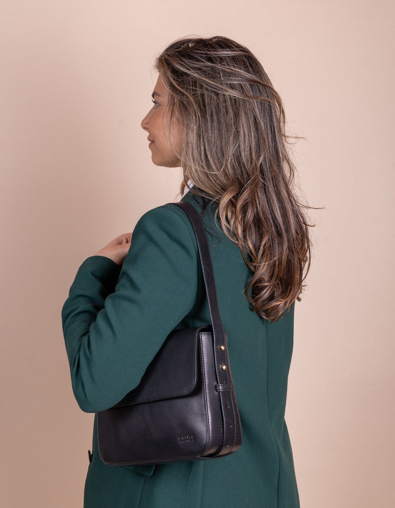 
                  
                    GINA Schwarze klassische Ledertasche 
                  
                
