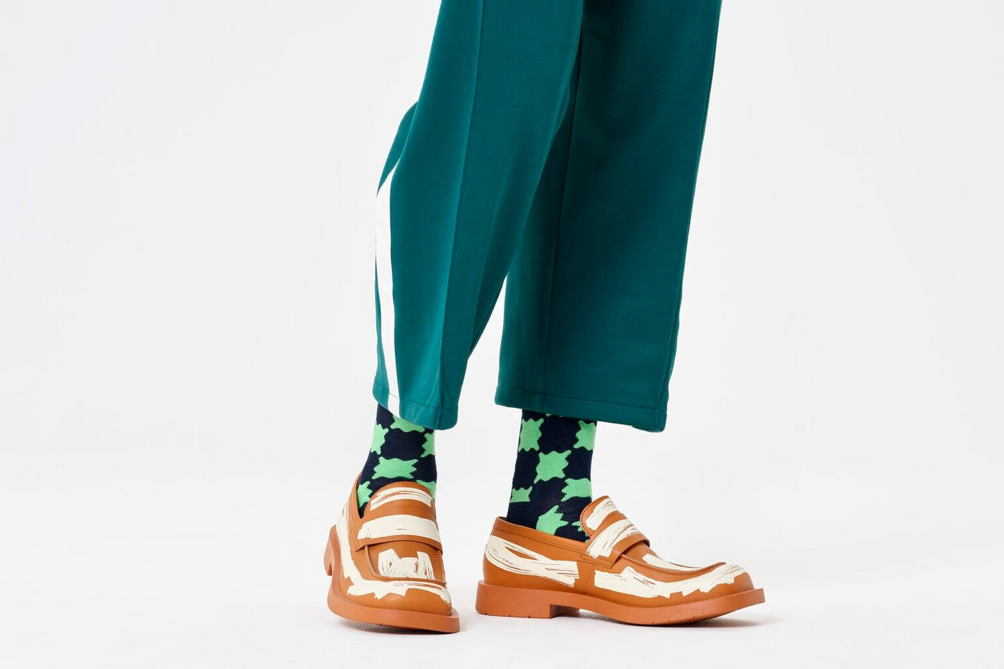 
                  
                    Marineblaue Wackelsocken mit Karomuster
                  
                