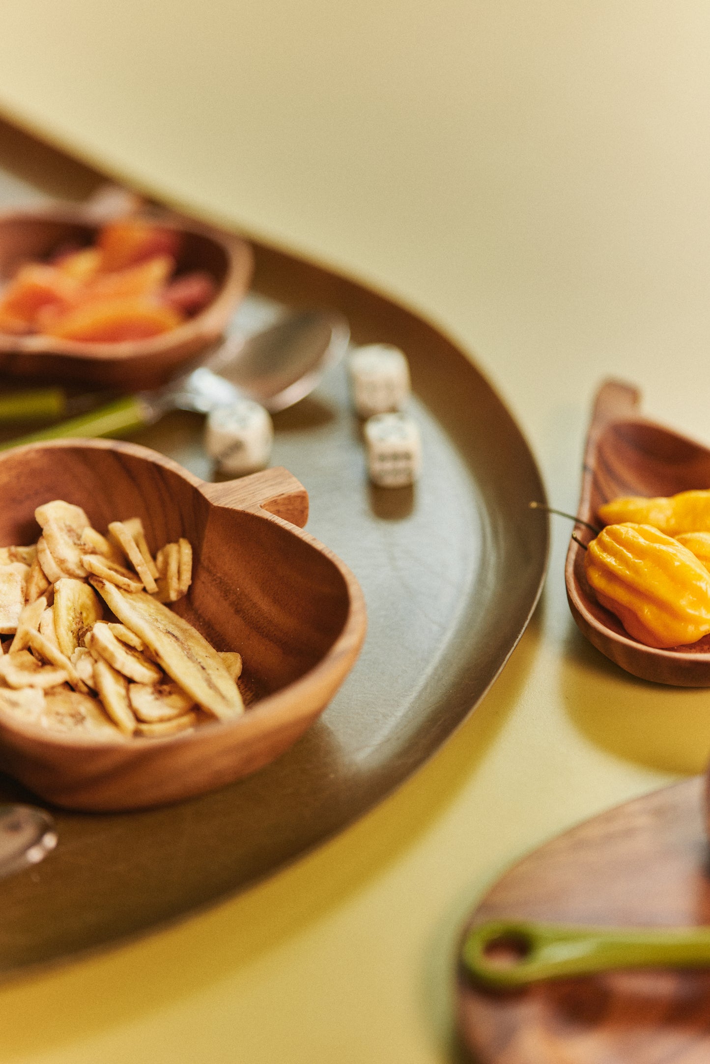 
                  
                    Große Schale aus Akazienapfel
                  
                