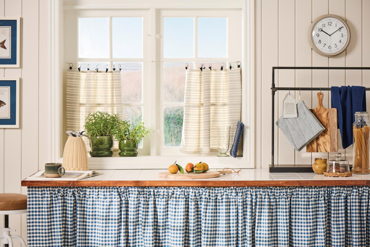 
                  
                    CHARLIE Topflappen mit dunkelblauen, dünnen Streifen
                  
                