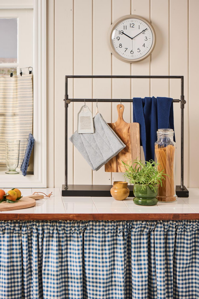 
                  
                    CHARLIE Topflappen mit dunkelblauen, dünnen Streifen
                  
                