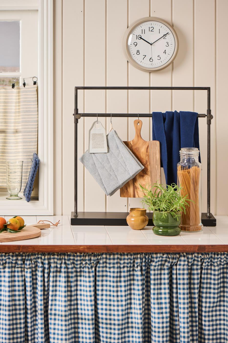 
                  
                    CHARLIE Topflappen mit dunkelblauen, dünnen Streifen
                  
                