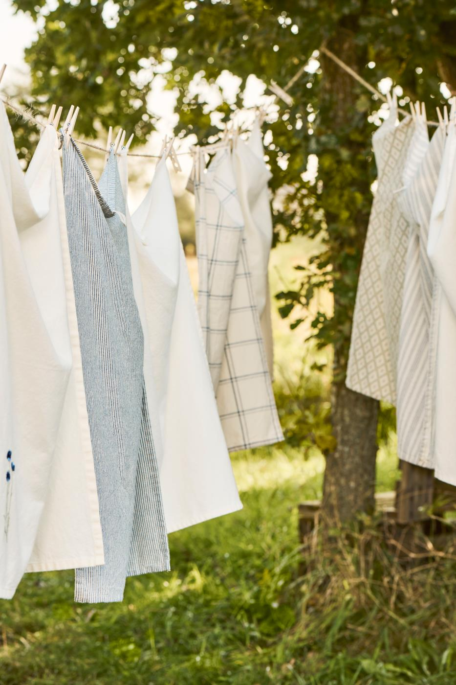 
                  
                    CHARLIE Geschirrtuch mit dunkelblauen, dünnen Streifen
                  
                