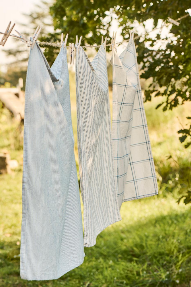 
                  
                    CHARLIE Geschirrtuch mit dunkelblauen, dünnen Streifen
                  
                