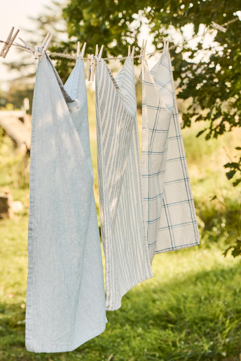 
                  
                    CHARLIE Geschirrtuch mit dunkelblauen, dünnen Streifen
                  
                