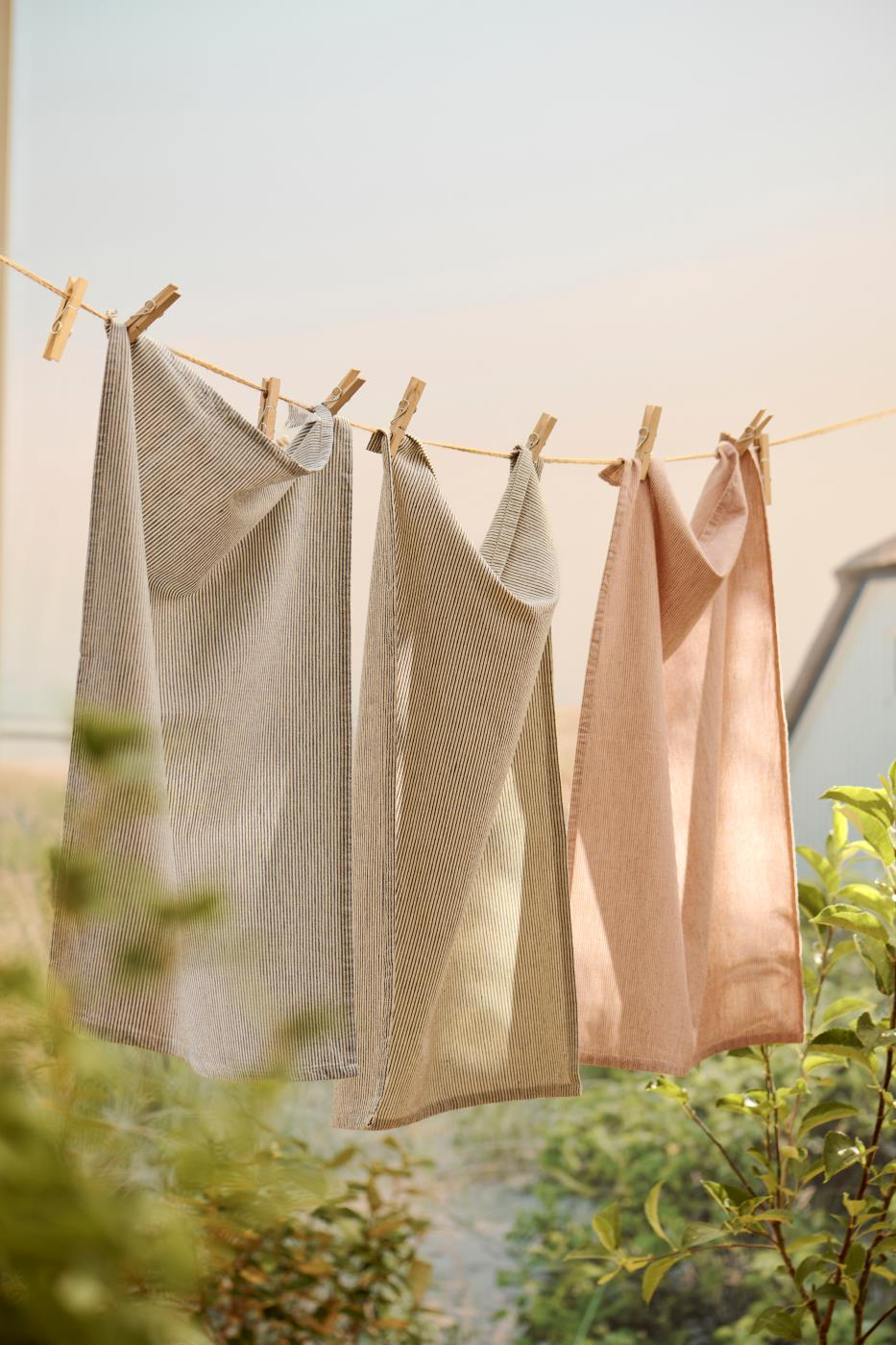 
                  
                    CHARLIE Geschirrtuch mit dunkelblauen, dünnen Streifen
                  
                