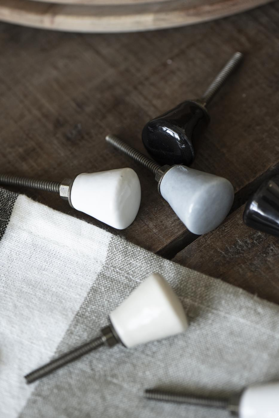 
                  
                    Cremefarbener Keramikknopf
                  
                