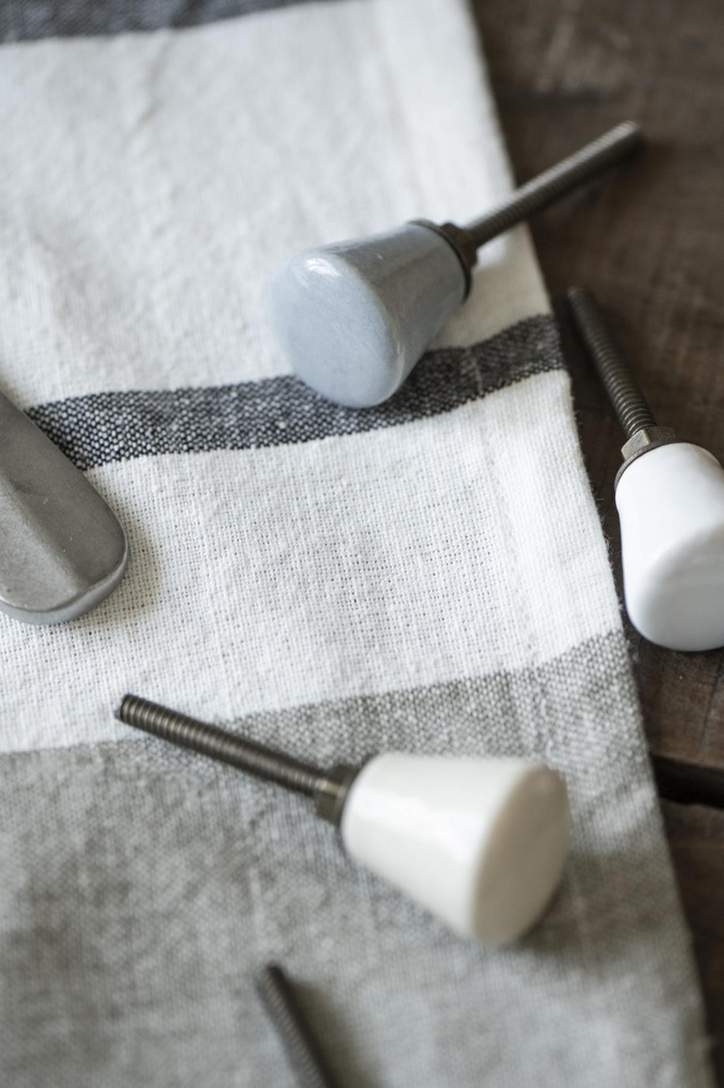 
                  
                    Cremefarbener Keramikknopf
                  
                