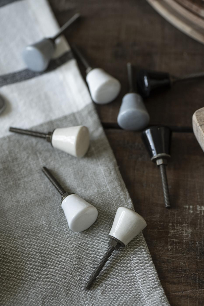 
                  
                    Cremefarbener Keramikknopf
                  
                