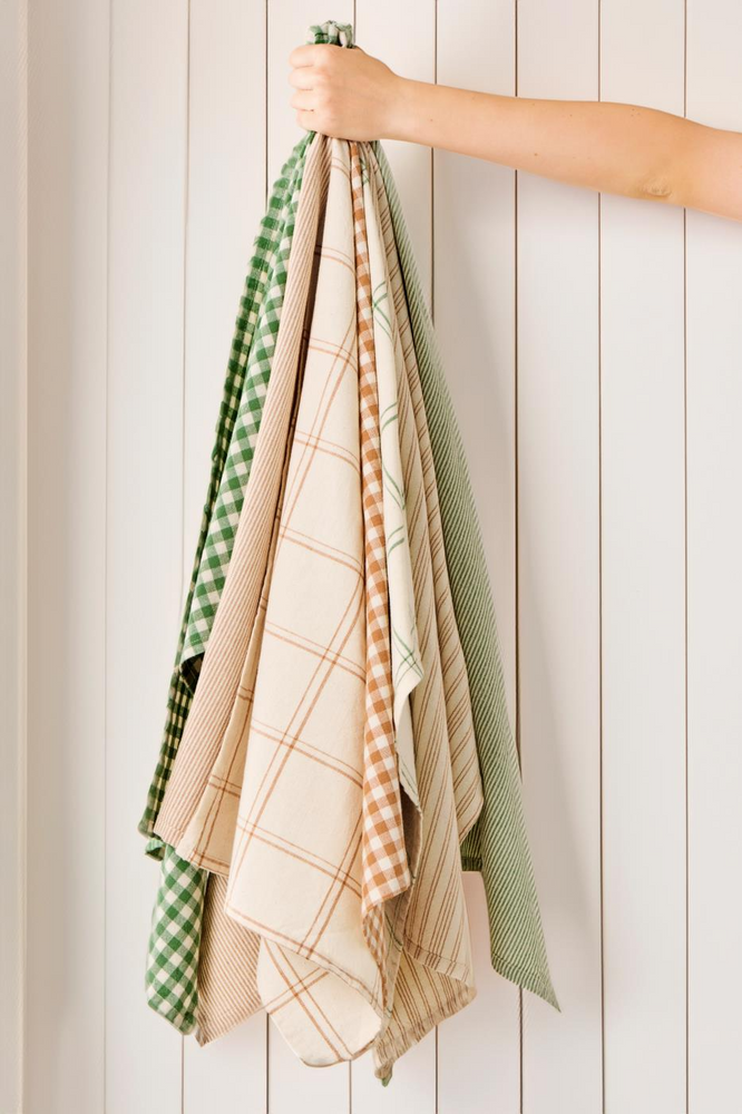 
                  
                    MATILDE Geschirrtuch mit rustikalen braunen, dünnen Streifen
                  
                