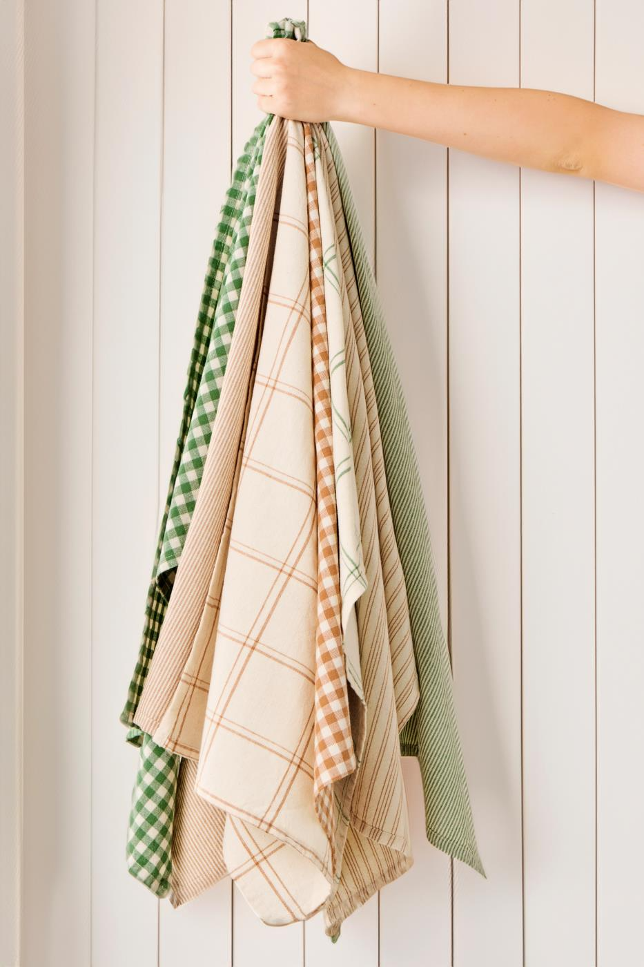 
                  
                    MATILDE Geschirrtuch mit rustikalen braunen, dünnen Streifen
                  
                