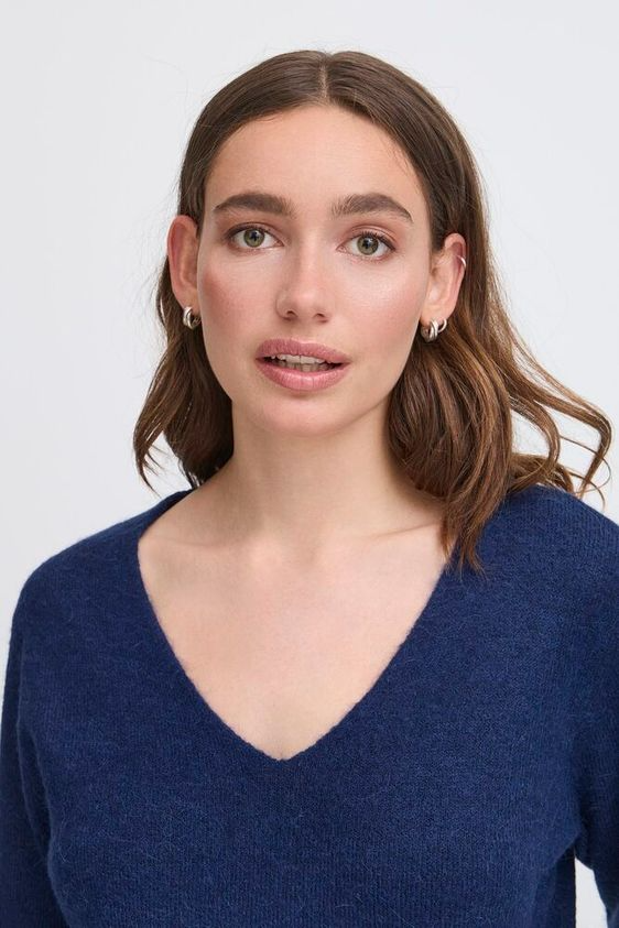
                  
                    IHKAMARA – Patriot – Blauer Pullover mit V-Ausschnitt
                  
                