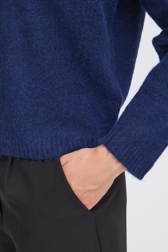
                  
                    IHKAMARA – Patriot – Blauer Pullover mit V-Ausschnitt
                  
                