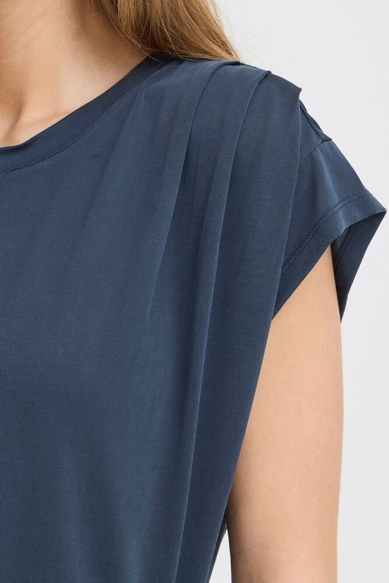 
                  
                    IHLISKEN TOTAL ECLIPSE SLEEVELESS T-SHIRT
                  
                