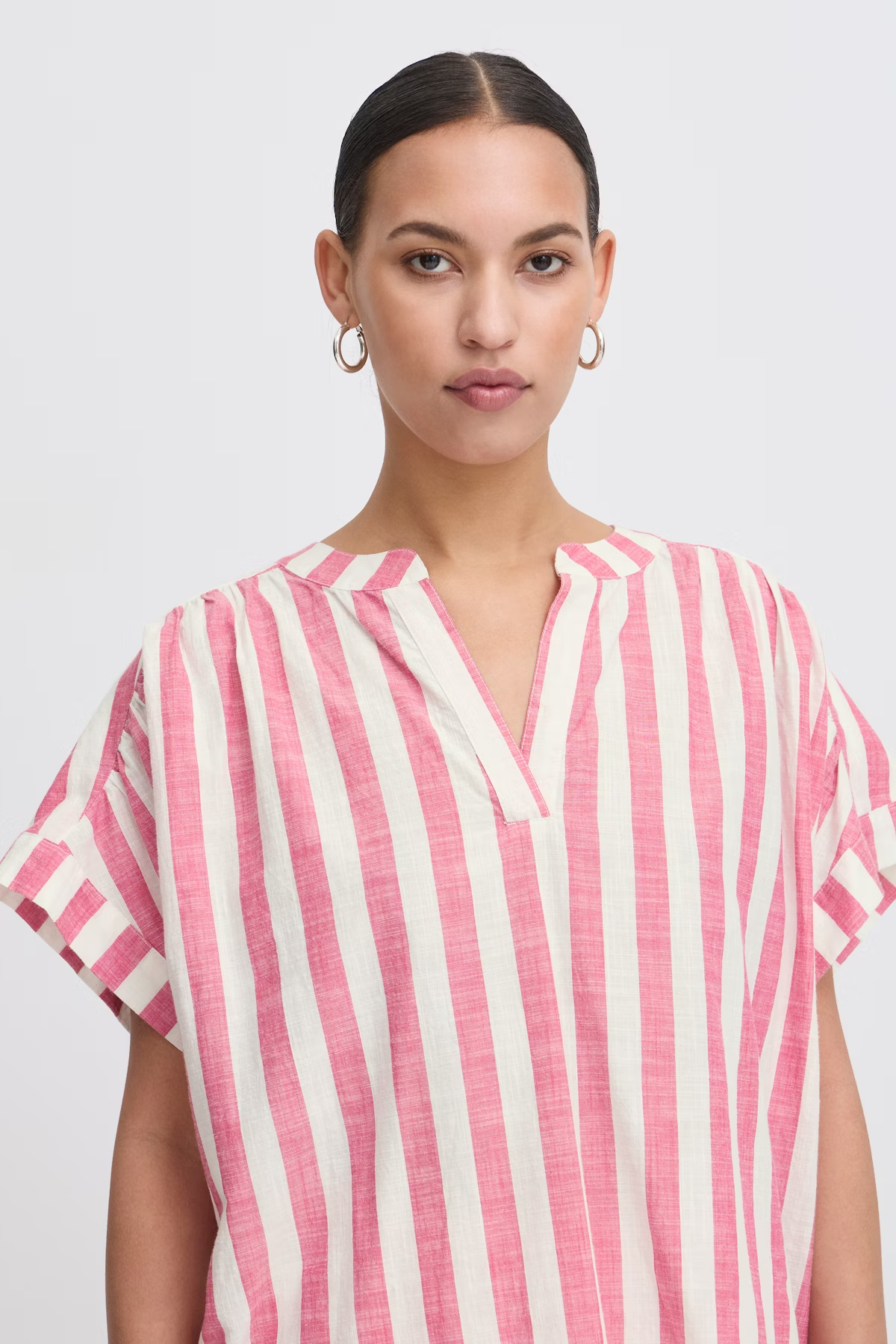 
                  
                    IHLOLIA Bluse mit Streifen in leuchtendem Rosa und Weiß
                  
                