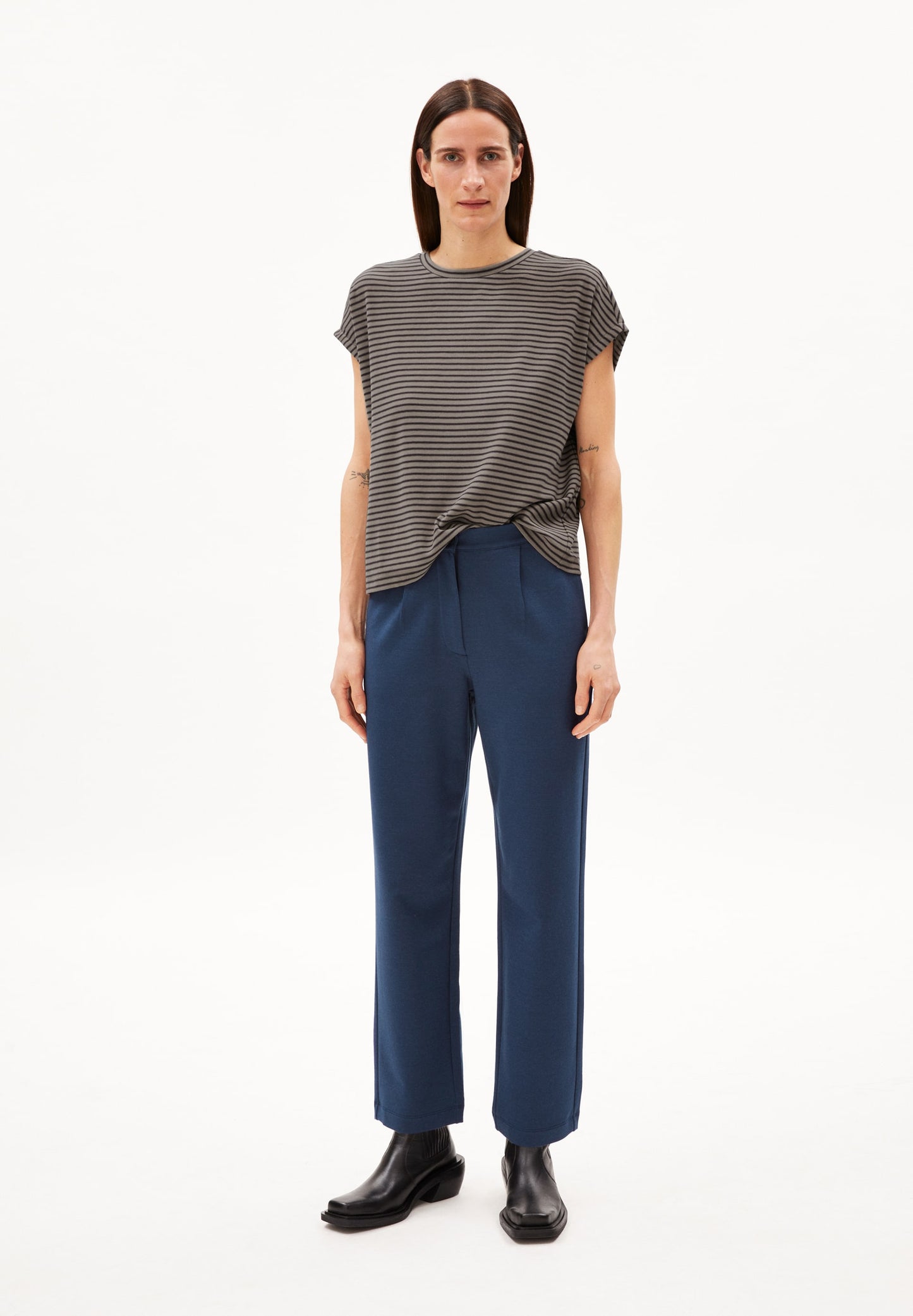 
                  
                    JAANISA MINI STRIPE Cool Ash-Muddy Water T-Shirt
                  
                