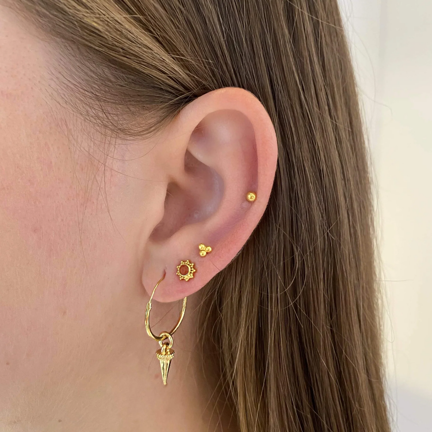 
                  
                    Dreifach-Ohrstecker aus Gold
                  
                