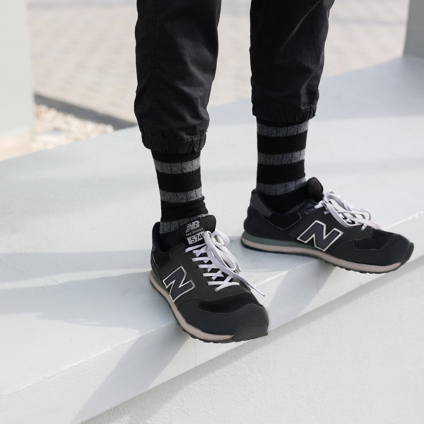 
                  
                    Schwarze und graue Socken aus Merinowolle mit Streifen
                  
                