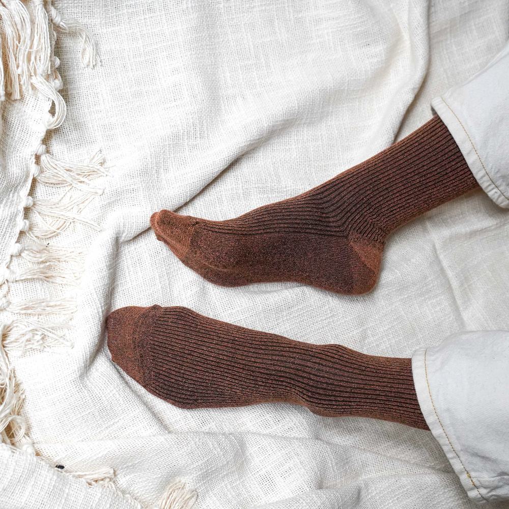 Kamelbraune Socken aus glitzerndem Lurex-Lyocell
