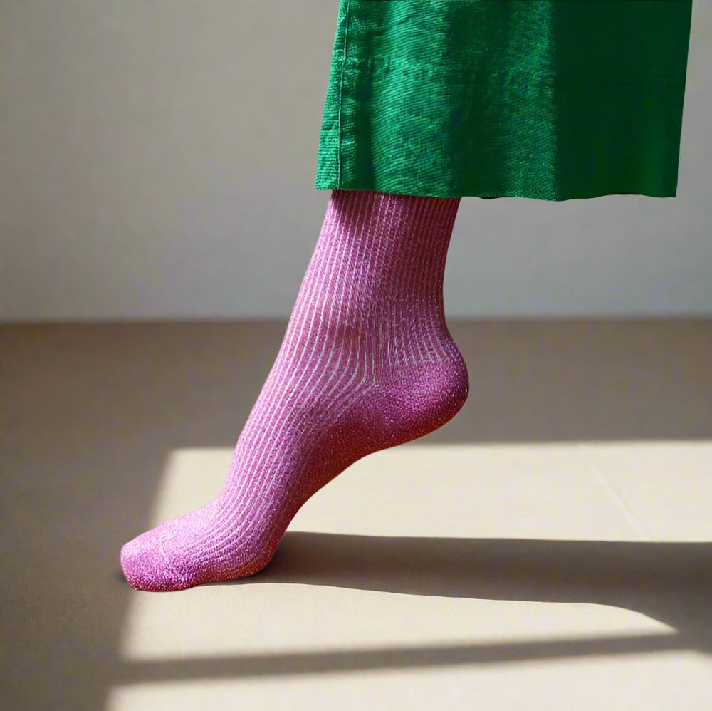 
                  
                    Glitzernde Socken aus Lurex-Lyocell in Fuchsie
                  
                