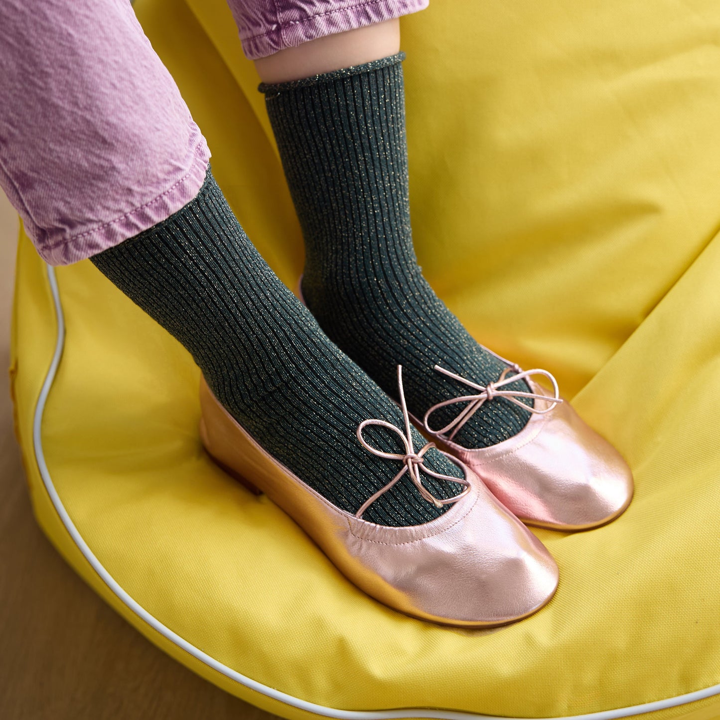 
                  
                    Grüne Socken aus Lurex-Lyocell mit Glitzer
                  
                