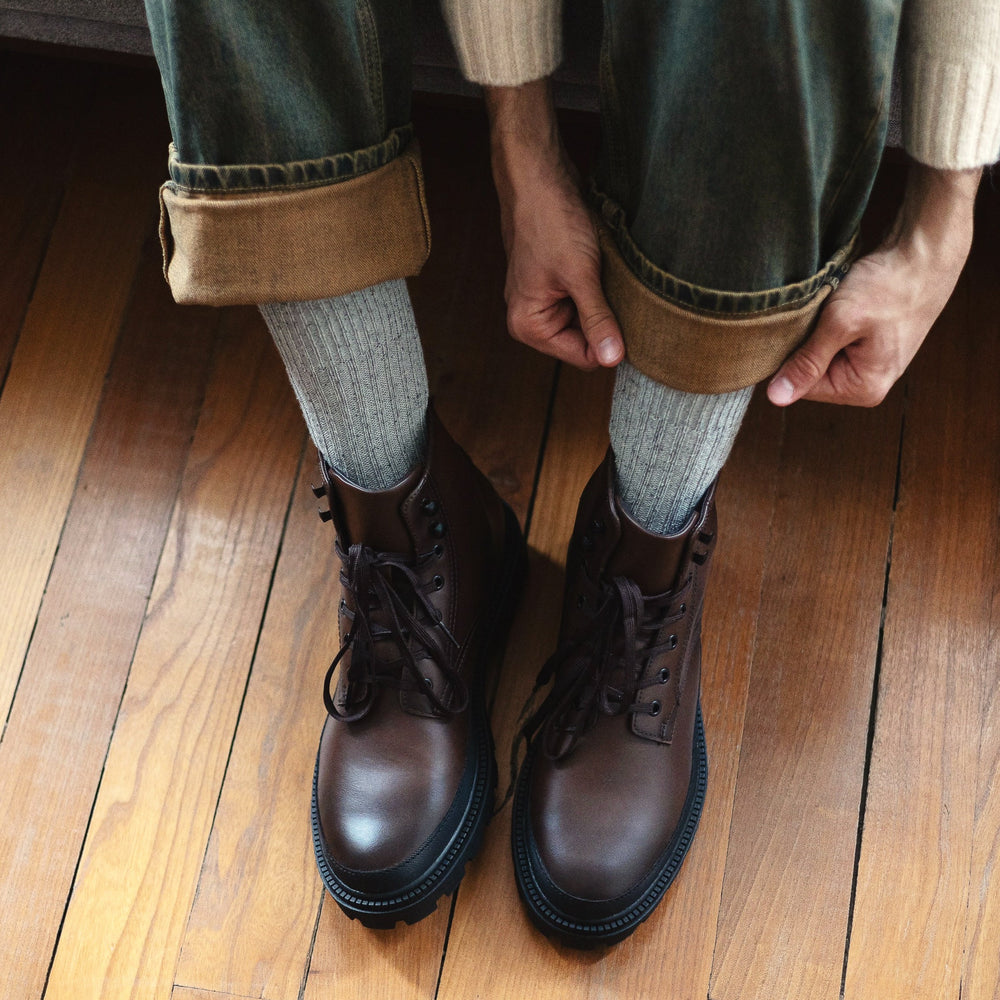 
                  
                    Graue Socken aus Seide und Wolle mit Staubsternen
                  
                