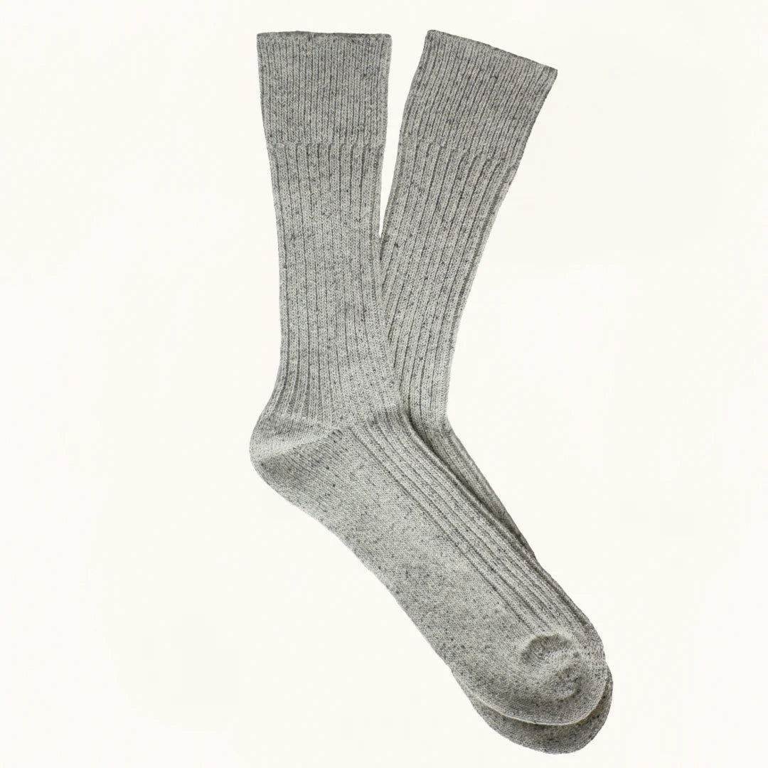 
                  
                    Graue Socken aus Seide und Wolle mit Staubsternen
                  
                