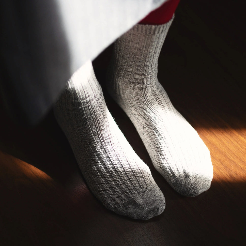 
                  
                    Graue Socken aus Seide und Wolle mit Staubsternen
                  
                