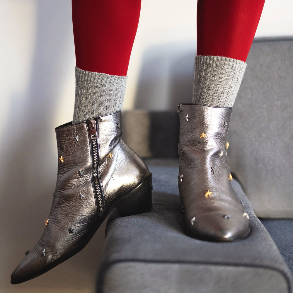 
                  
                    Graue Socken aus Seide und Wolle mit Staubsternen
                  
                