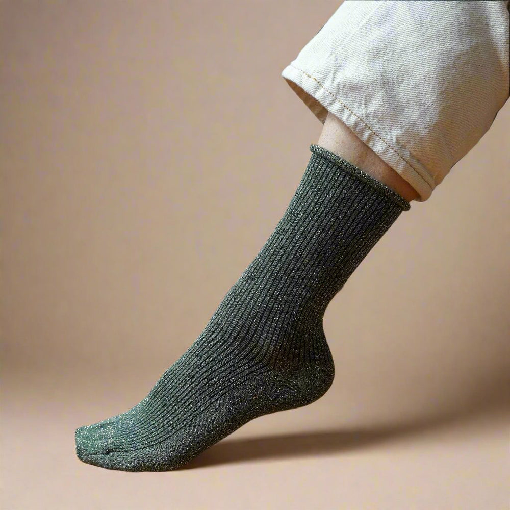 
                  
                    Khakifarbene Socken aus Lurex-Lyocell mit Glitzer
                  
                