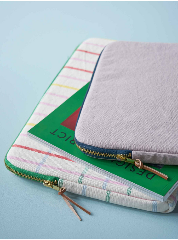 
                  
                    Poivre Rose Laptop Case
                  
                