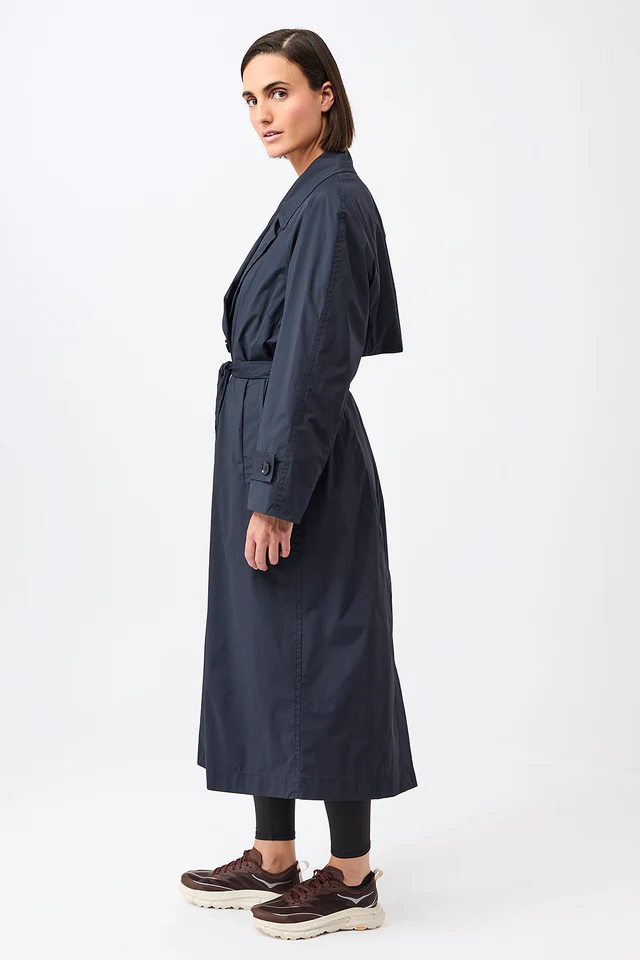 
                  
                    BRAYDEN Marineblauer Trenchcoat
                  
                