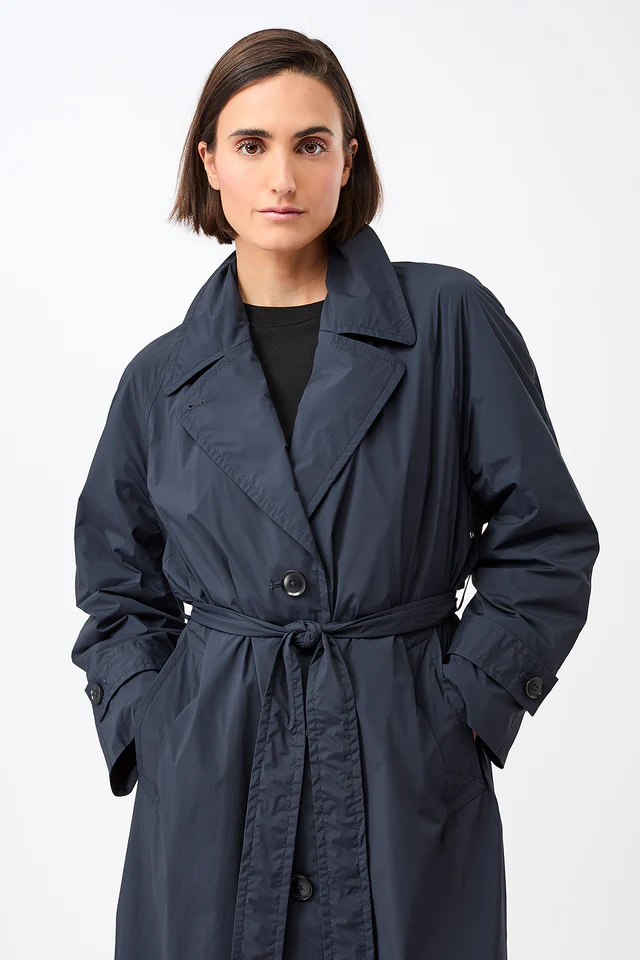 
                  
                    BRAYDEN Marineblauer Trenchcoat
                  
                
